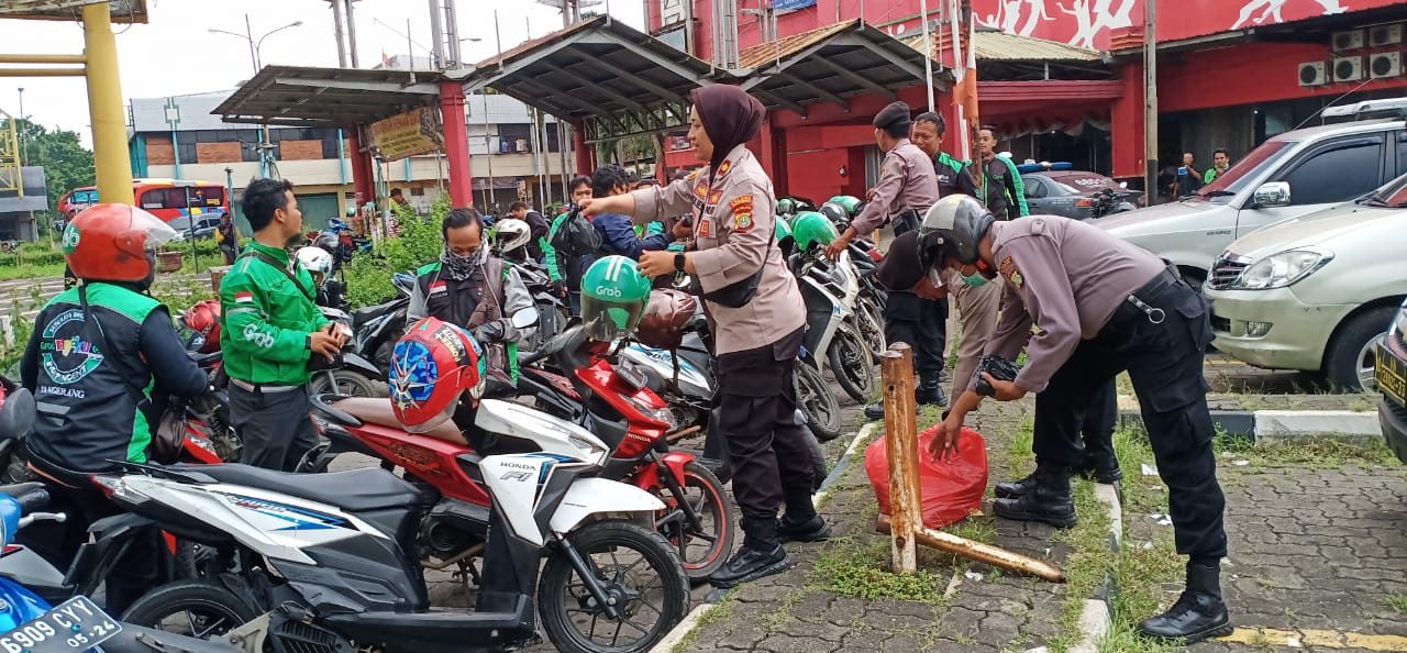 Inspiratif Sambil Beri Himbauan Pencegahan Covid 19 Polsek Karawaci Bagikan Makanan Gratis