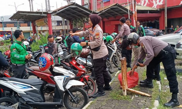 Inspiratif Sambil Beri Himbauan Pencegahan Covid 19 Polsek Karawaci Bagikan Makanan Gratis