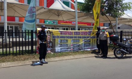 Bhabinkamtibmas Dibantu Security Pasang Spanduk Himbauan Kapolda Metro Jaya Cara Pencegahan Covid-19