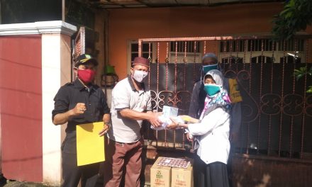 Bhabinkamtibmas Bersinergi Dengan Staf Kelurahan Bagikan Alat Disinfektan