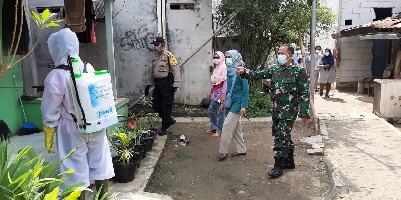 Bhabinkamtibmas Bersama Unsur Tiga Pilar Dan Satgas Kampung Siaga Covid-19 Semprotkan Cairan Disinfektan