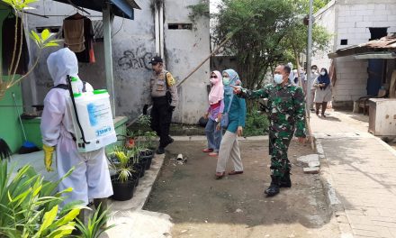 Bhabinkamtibmas Bersama Unsur Tiga Pilar Dan Satgas Kampung Siaga Covid-19 Semprotkan Cairan Disinfektan