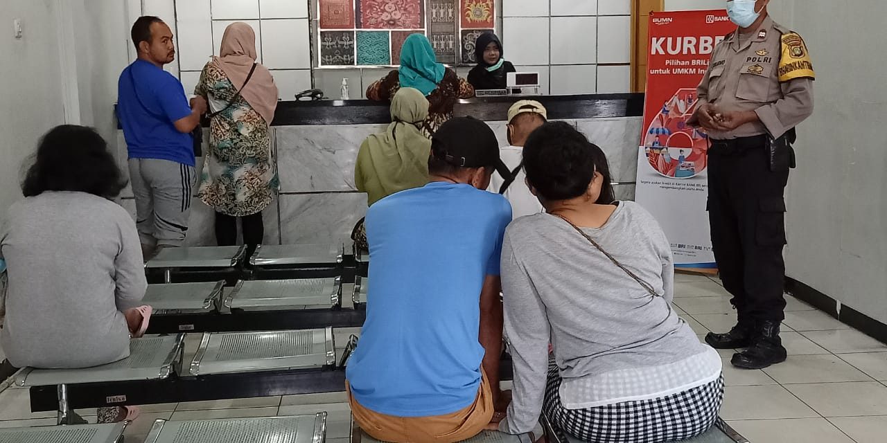 Aiptu Sukarno Sampaikan Sosial Distancing Kepada Nasabah Bank