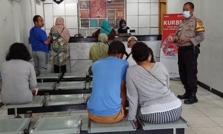 Aiptu Sukarno Sampaikan Sosial Distancing Kepada Nasabah Bank