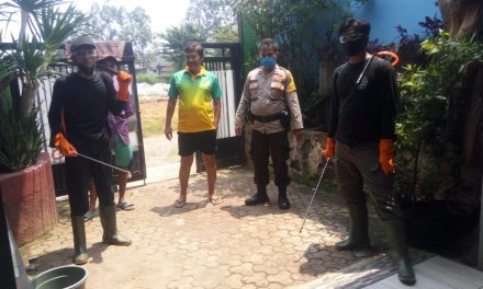 Bhabinkamtibmas Kelurahan Petir Monitoring Pelaksanaan Penyemprotan Disinfektan