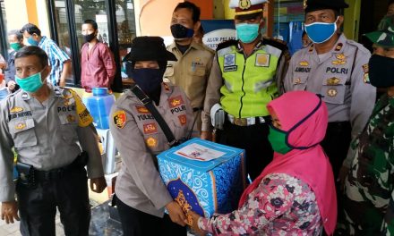 Unsur 3 Pilar Kecamatan Karawaci Beri Bantuan Warga Koang Jaya Dampak Wabah Virus Corona.