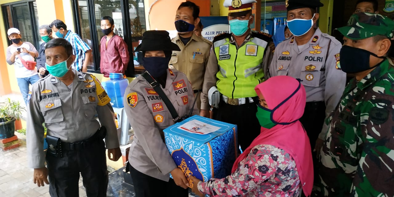 Unsur 3 Pilar Kecamatan Karawaci Beri Bantuan Warga Koang Jaya Dampak Wabah Virus Corona.