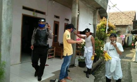 Penyemprotan Disinspektan dan Pembagian Masker Cara Pencegahan Covid-19 Oleh Bhabinkamtibmas