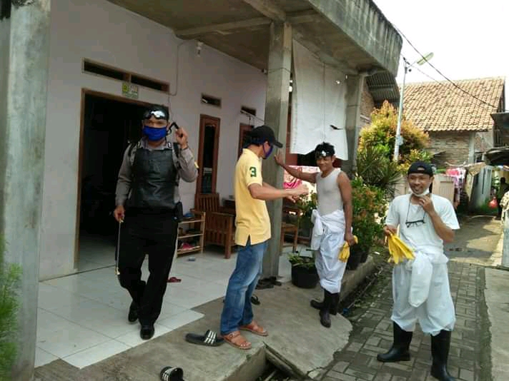 Penyemprotan Disinspektan dan Pembagian Masker Cara Pencegahan Covid-19 Oleh Bhabinkamtibmas