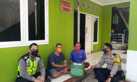 Bhabinkamtib Polsek Cipondoh Distribusiian Bantuan Sembako Program Keselamatan Polri di Kel. Pinang