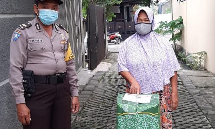 Bhabinkamtibmas Polsek Cipondoh Distribusikan Sembako Program Keselamatan Polri di Kel. Kunciran Indah