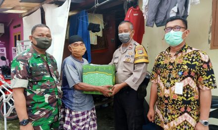 Bhabinkamtibmas Polsek Cipondoh Distribusikan Bantuan Sembako Program Keselamatan Polri di Kel. Cipondoh