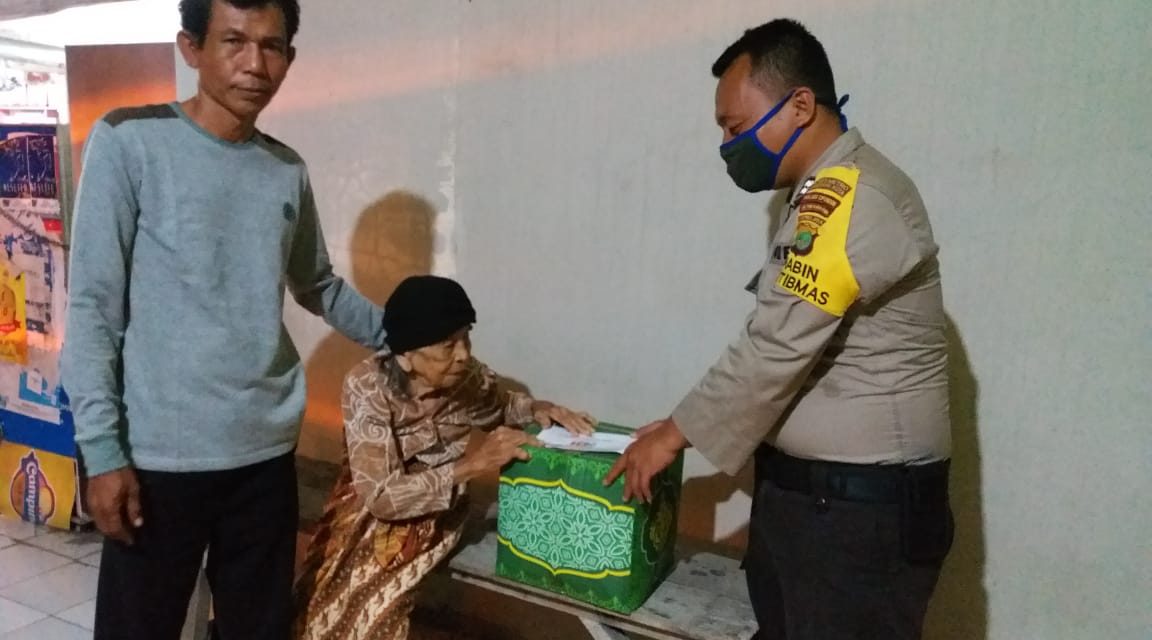 Bhabinkamtibmas Terjun Langsung Bagikan Paket Sembako