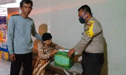 Bhabinkamtibmas Terjun Langsung Bagikan Paket Sembako