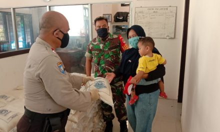 Bhabinkamtibmas Polsek Cipondoh Monitoring Pendistribusian Sembako dari DKP Pemkot Tangerang Kota Untuk Warga Kel. Cipete