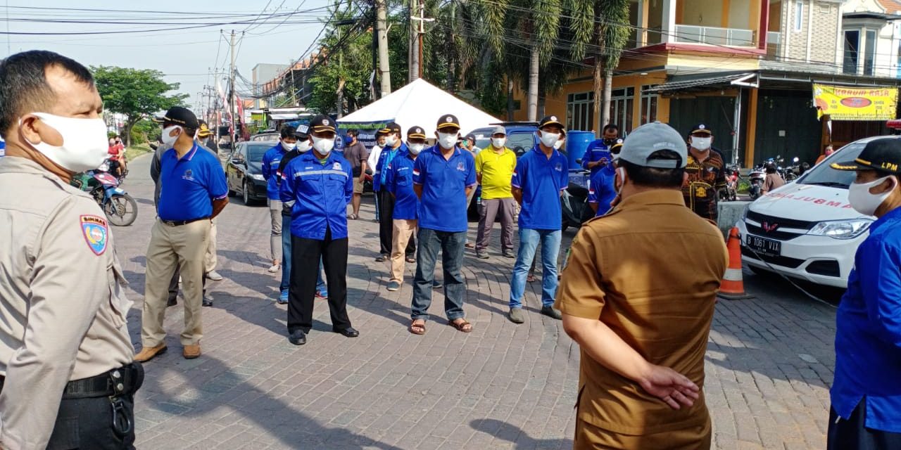 Bhabinkamtibmas Polsek Cipondoh Laksanakan Pembagian Masker Gratis dari LPM Kel.Cipondoh Indah