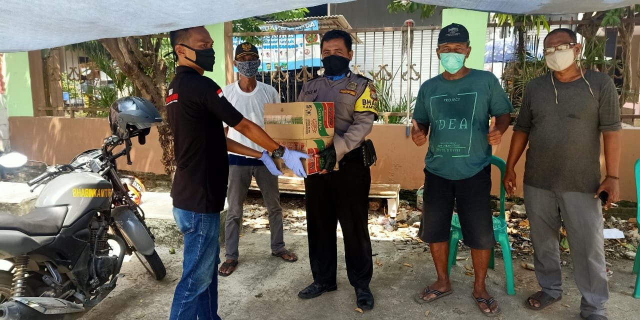 Bhabinkamtibmas Polsek Cipondoh Kel. Sudimara Pinang Bagikan Bantuan Sembako dari Polsek Cipondoh kepada Satgas Covid-19