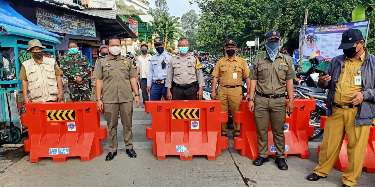 Pemantauan Pelaksanaan PSBB Pada Pembatasan Akses Jalan Pasar Tradisional Sipon oleh Sinergitas 3 Pilar Kel. Cipondoh