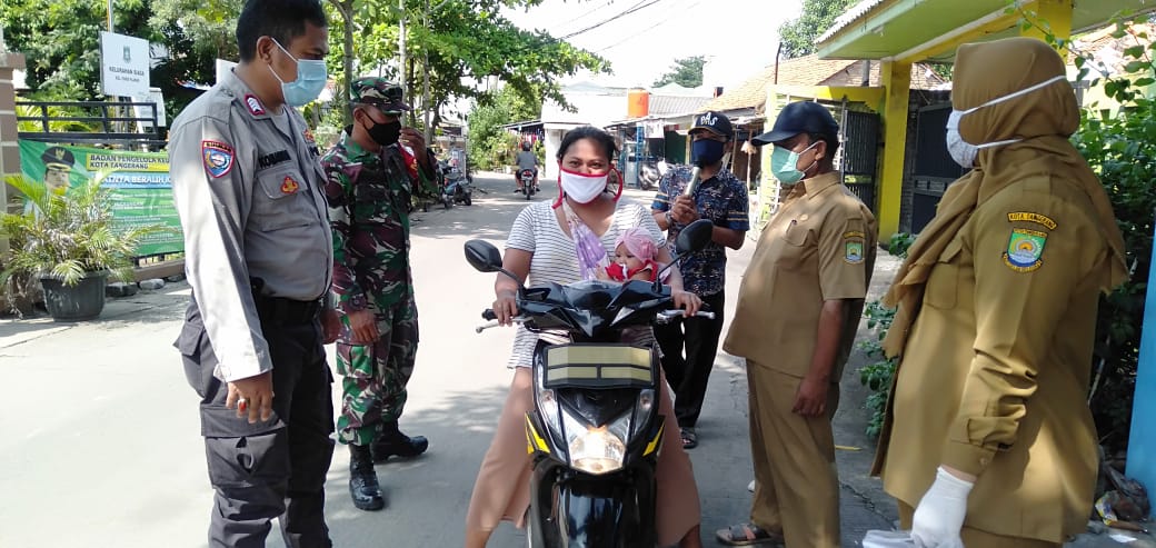 Pemantauan Pelaksanaan PSBB di Kawasan Wajib Pakai Masker oleh Sinergitas 3 Pilar Kel. Poris Plawad Cipondoh