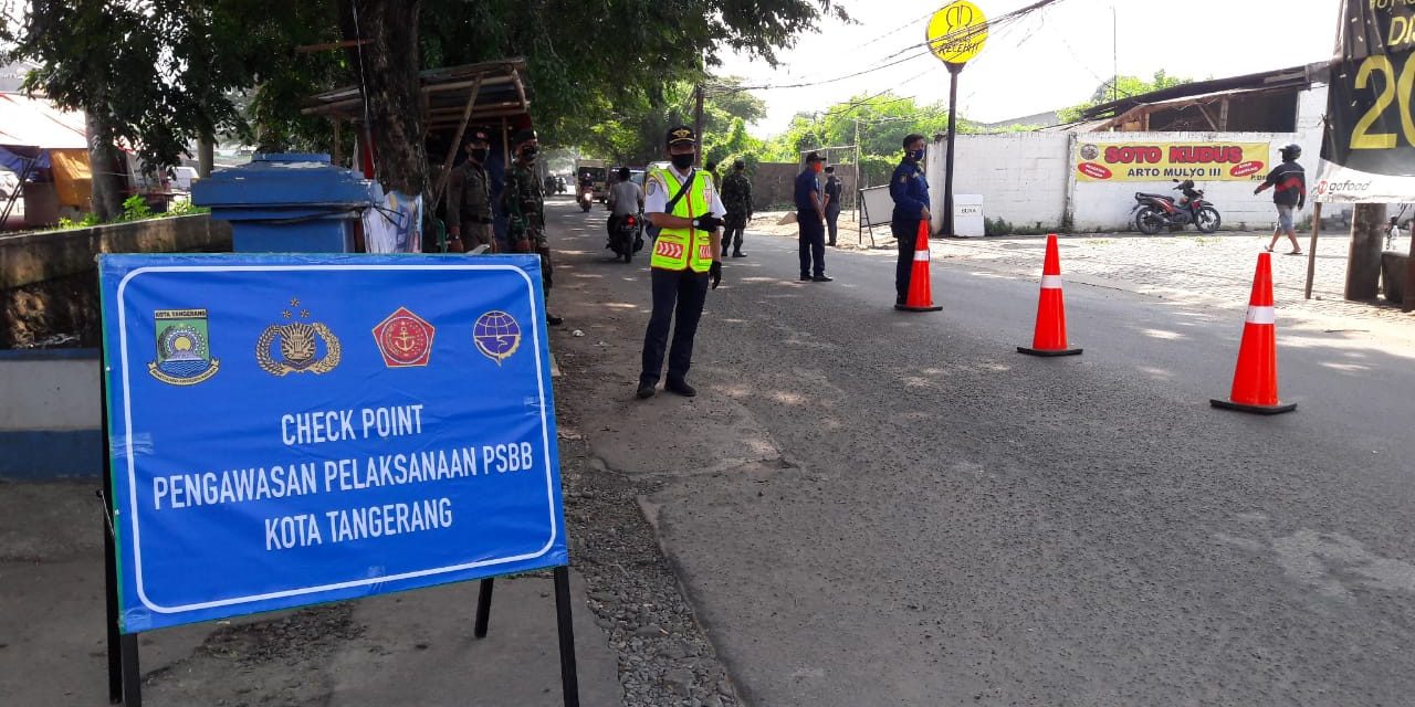 Bhabinkamtibmas Polsek Cipondoh Pemantauan Chek Point di Wil. Kel. Petir Cipondoh