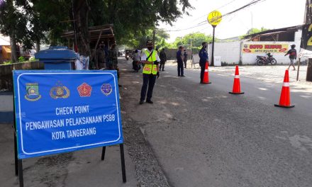 Bhabinkamtibmas Polsek Cipondoh Pemantauan Chek Point di Wil. Kel. Petir Cipondoh