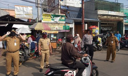 Aiptu Asmad Beserta Tiga Pilar Laksanakan Pembatasan Akses Jalan, Untuk Putus Mata Rantai Covid-19