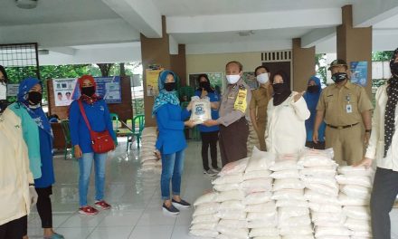 Bhabinkamtibas Polsek Cipondoh Dampingi Penyerahan Bantuan Beras Dari Dinsos Kota Tangerang Untuk Warga Kel. Kunciran Indah