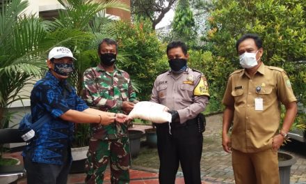 Bhabinkamtibas Polsek Cipondoh Monitoring Pendistribusian Sembako dari Dinsos kota Tangerang di Kel. Sudimara Pinang