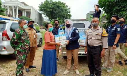 Polsek Cipondoh dan Dirkrimsus Polda Metro Jaya Bagikan Sembako kepada warga di kel.Cipondoh