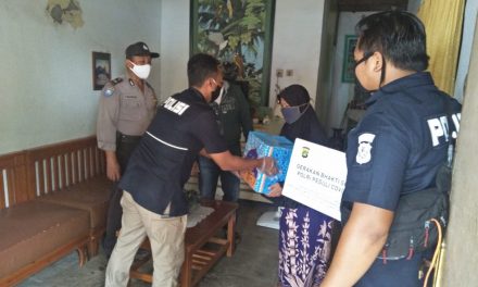 Bhabinkamtibas Polsek Cipondoh Monitoring Pendistribusian Sembako dari Dinsos kota Tangerang di Kel. Sudimara Pinang