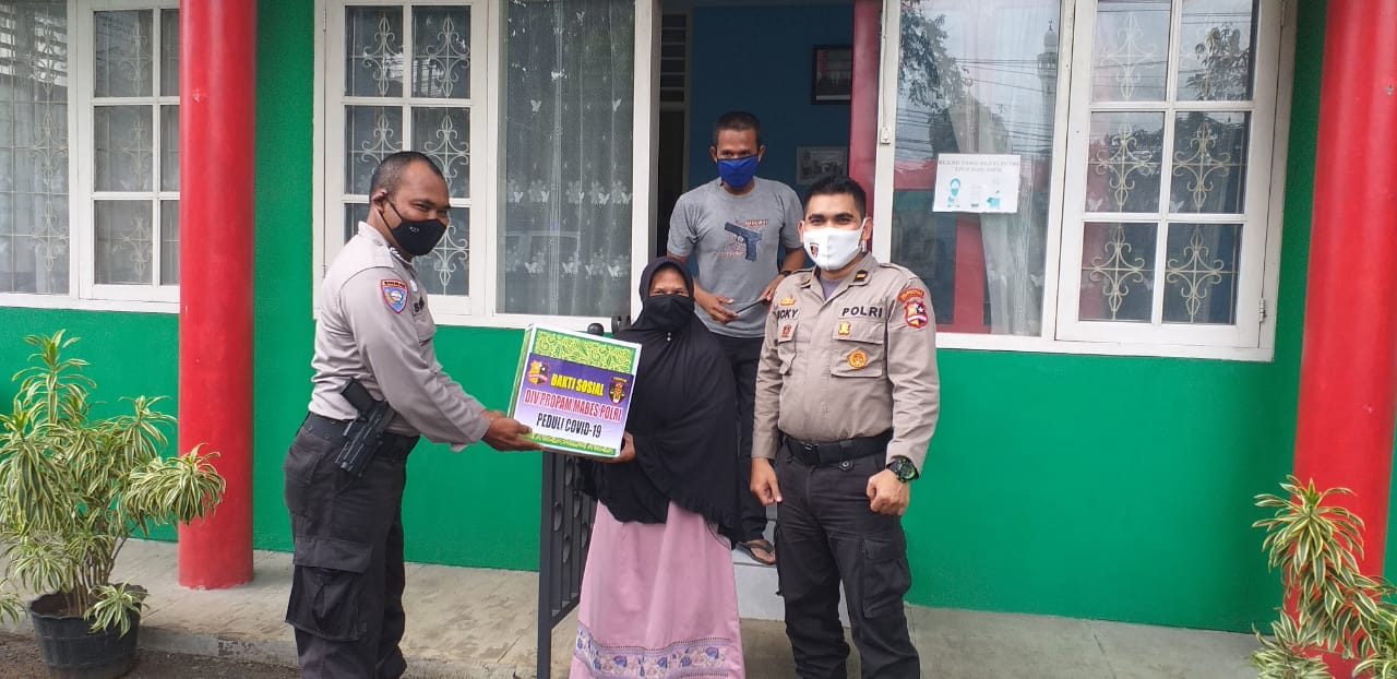 Baksos oleh Polsek Cipondoh, Bagikan Sembako dari DIV Propam Mabes Polri kepada Yayasan Yatim Piatu di Kel. Neroktog dan Pondok Yatim Duafa di Kel. Cipondoh