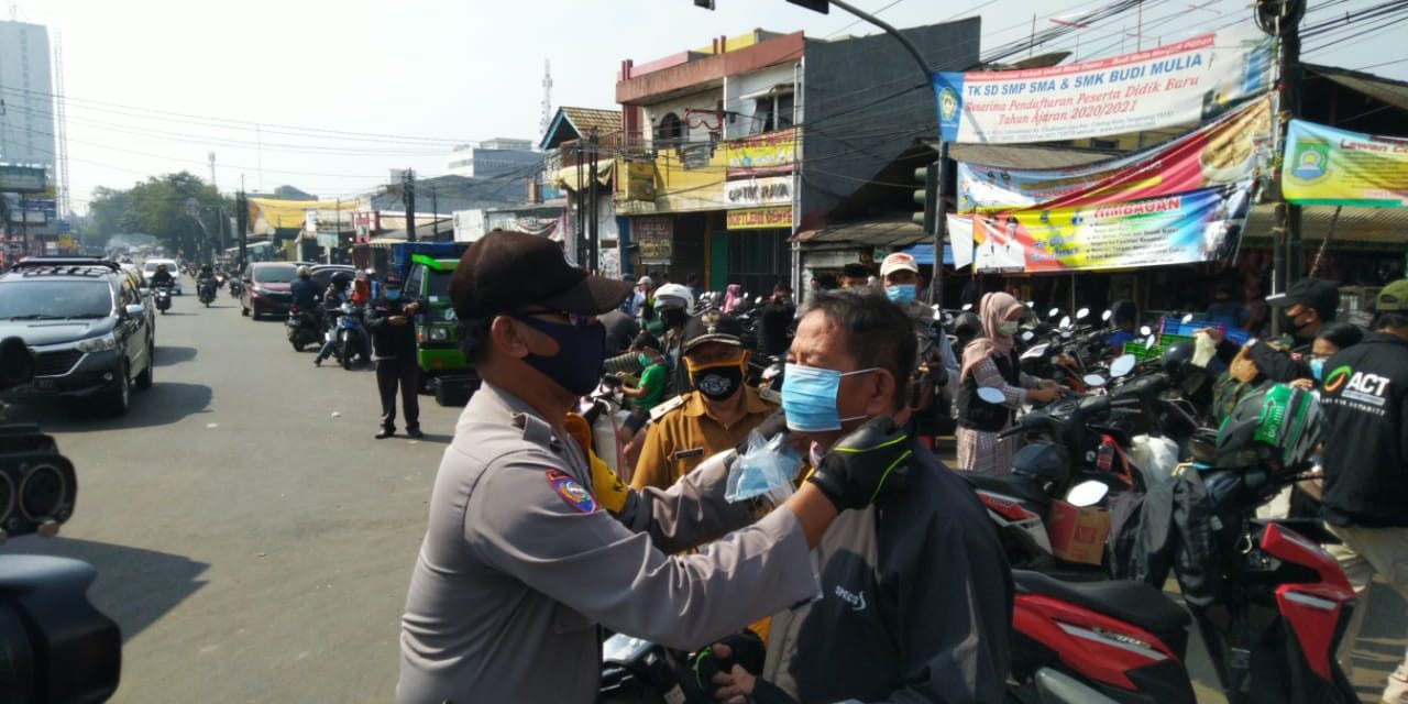 Pemberian Masker Gratis Di Pasar Bengkok Kel/Kec. Pinang Kota Tangerang