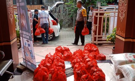 Pendistribusian Bansos Bagi Warga Terdampak Covid-19 di Kel. Ketapang Cipondoh