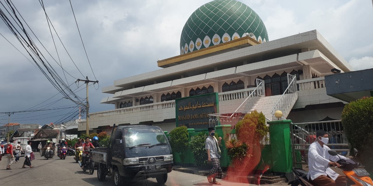 Para Bhabinkamtibmas Polsek Cipondoh Lakukan Monitoring Mesjid Yang Melaksanakan Sholat berjamaah