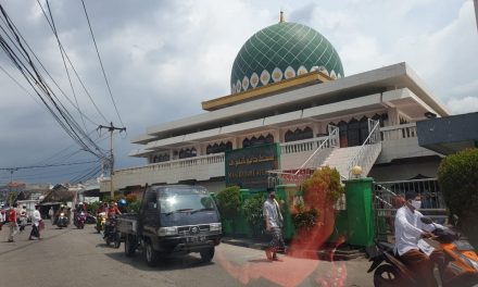 Para Bhabinkamtibmas Polsek Cipondoh Lakukan Monitoring Mesjid Yang Melaksanakan Sholat berjamaah