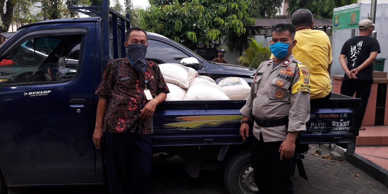 Bhabinkamtibmas Monitoring Penerimaan Beras Dari Dinsos Kota Tangerang di Kelurahan Petir