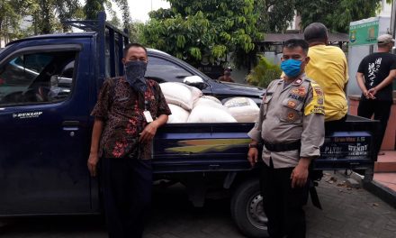 Bhabinkamtibmas Monitoring Penerimaan Beras Dari Dinsos Kota Tangerang di Kelurahan Petir