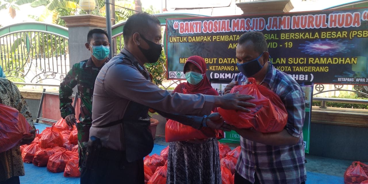 Bhabinkamtibmas Polsek Cipondoh Bersama Unsur 3 Pilar Laksanakan Monitoring Pendistribusian Bansos Bagi Warga Terdampak Covid-19 di Masjid Nurul Huda kel. Ketapang Cipondoh