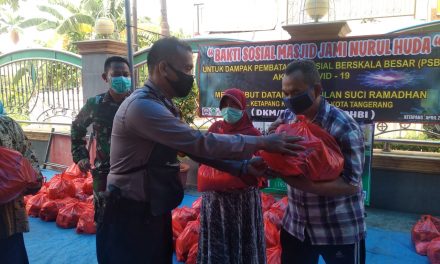 Bhabinkamtibmas Polsek Cipondoh Bersama Unsur 3 Pilar Laksanakan Monitoring Pendistribusian Bansos Bagi Warga Terdampak Covid-19 di Masjid Nurul Huda kel. Ketapang Cipondoh