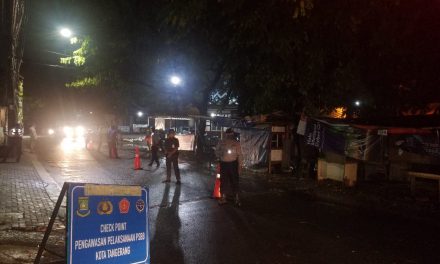 Unit Samapta Polsek Cipondoh Laksanakan PAM check Point PSBB Dan Himbauan Sosialisasi Pencegahan Virus Corona di Kel. Petir