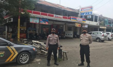 Sambang Minimarket, Anggota Samapta Ingatkan Warga Untuk Mempergunakan Masker