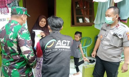 Pembagian/Operasi Beras Gratis dari ACT Bekerjasama Dengan TNI / Polri di wilayah Kel. Petir Cipondoh