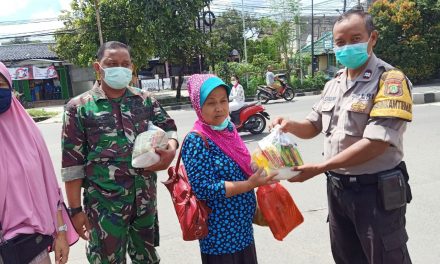 Pemberian Sembako Kepada Ojek Online dan Warga Kurang Mampu di Kel. Cipondoh