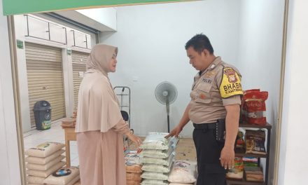 Bhabinkamtibmas Polsek Cipondoh Laksanakan Pengecekan Toko Beras di Kel. Sudimara Pinang