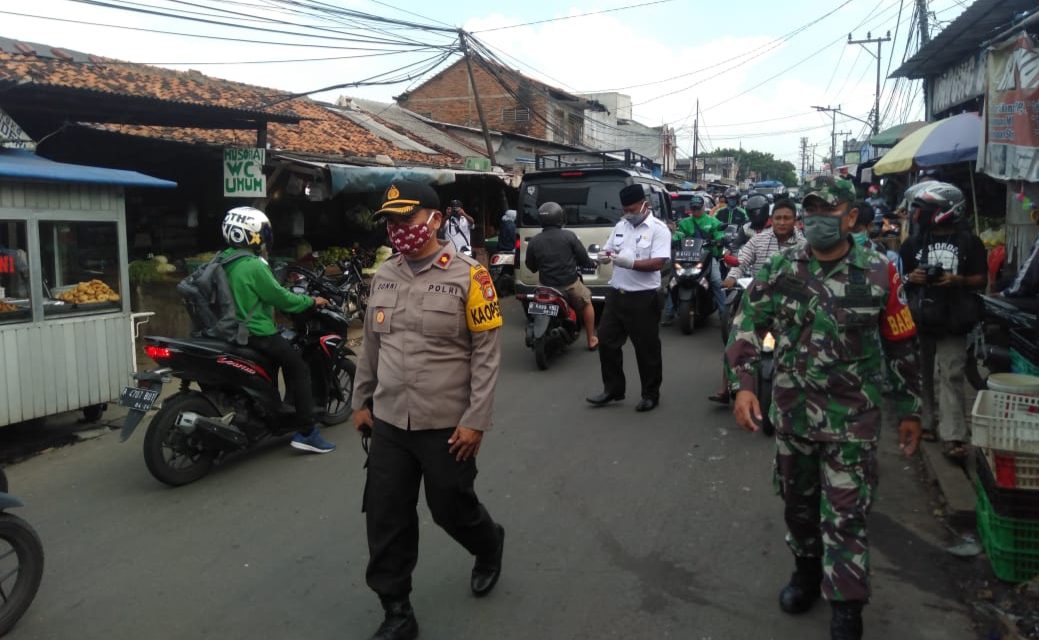 Jajaran Kepolisian Cipondoh Dan Unsur 3 Pilar Kec. Pinang Bagikan Masker kepada Masyarakat Umum di Pasar Bengkok dan Pasar Kunciran