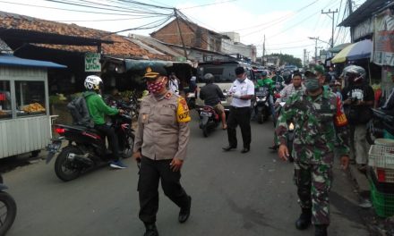 Jajaran Kepolisian Cipondoh Dan Unsur 3 Pilar Kec. Pinang Bagikan Masker kepada Masyarakat Umum di Pasar Bengkok dan Pasar Kunciran