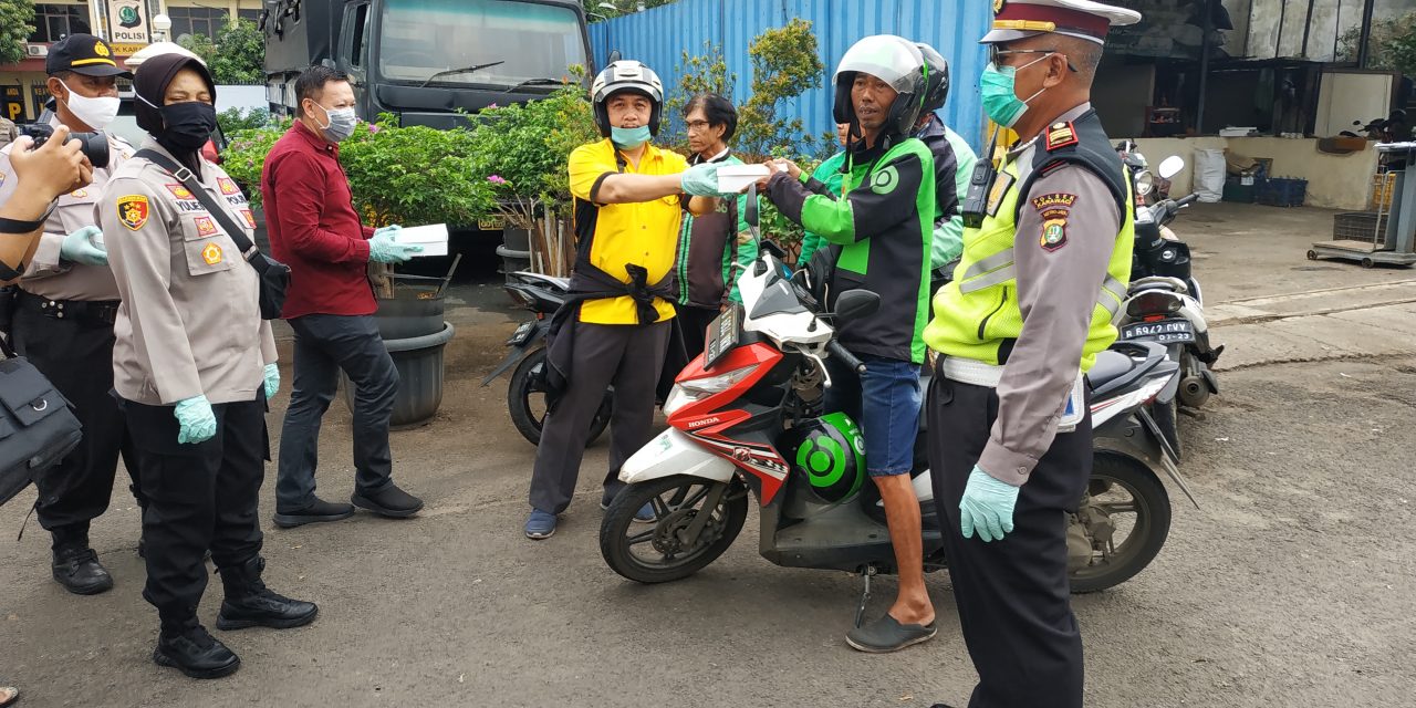 Bangun Rasa Empati Warga Karawaci Yang Berkekurangan, Polri dan Yayasan Boen Tek Bio Membagikan Nasi Kotak