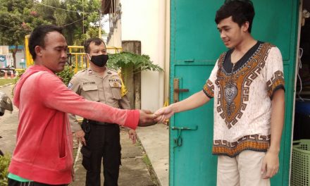 Bhabinkamtibmas Polsek Cipondoh Bagikan Hand Sanitaizer Kepada Warga Poris Garden