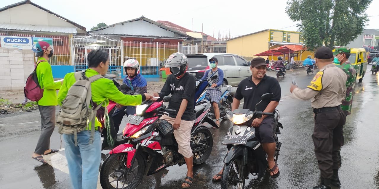 Pembagian Masker kain oleh Mahasiswa Universitas STAI Bina Madani Di Gondrong Kota Tangerang