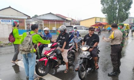 Pembagian Masker kain oleh Mahasiswa Universitas STAI Bina Madani Di Gondrong Kota Tangerang